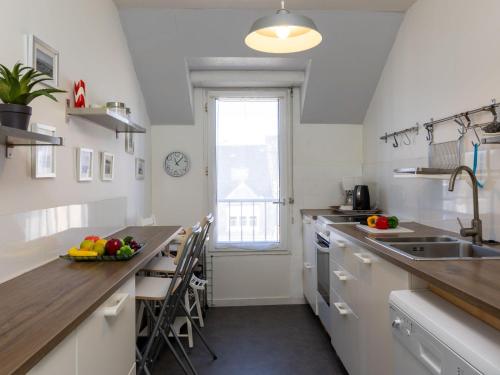 une cuisine avec un comptoir, un évier et une fenêtre dans l'établissement Apartment Le Guen by Interhome, à Saint-Malo