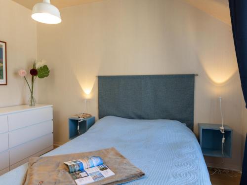 - une chambre avec un lit bleu et une tête de lit bleue dans l'établissement Apartment Le Guen by Interhome, à Saint-Malo