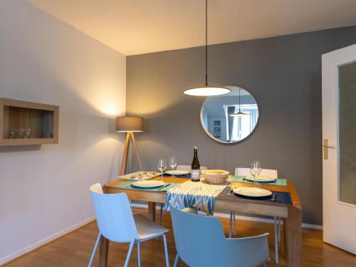 - une salle à manger avec une table, des chaises et un miroir dans l'établissement Apartment Le Guen by Interhome, à Saint-Malo