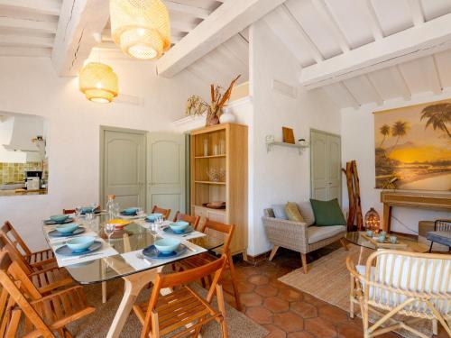 une salle à manger avec une table et des chaises dans l'établissement Holiday Home Les Agasses by Interhome, à Sainte-Maxime