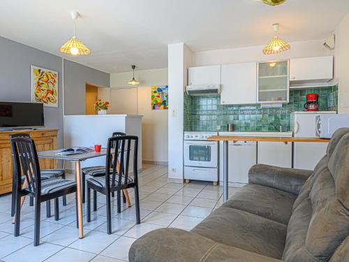 Η κουζίνα ή μικρή κουζίνα στο Apartment Le Galion by Interhome