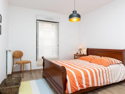 une chambre avec un lit, une chaise et une fenêtre dans l'établissement Apartment Résidence Newquay-1 by Interhome, à Dinard