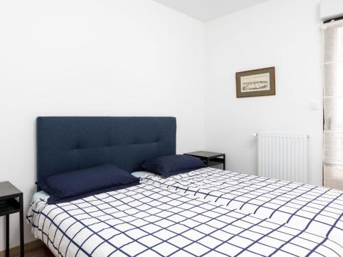 une chambre avec un grand lit avec des oreillers bleus dans l'établissement Apartment Résidence Newquay-1 by Interhome, à Dinard