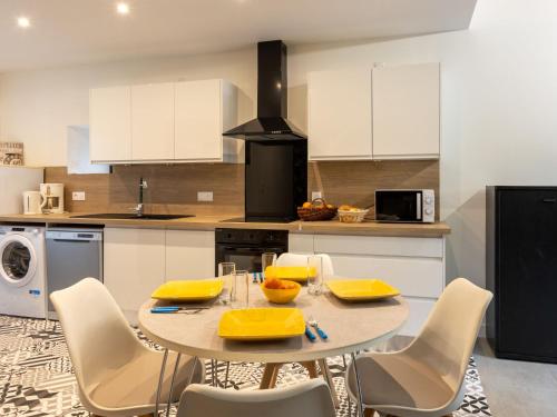 Kuchyňa alebo kuchynka v ubytovaní Apartment L'annexe by Interhome