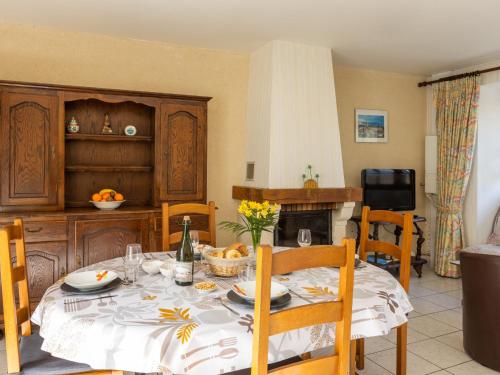 een eetkamer met een tafel en een keuken met een tafel en stoelen bij Holiday Home Glaïeuls by Interhome in Saint-Méloir-des-Ondes