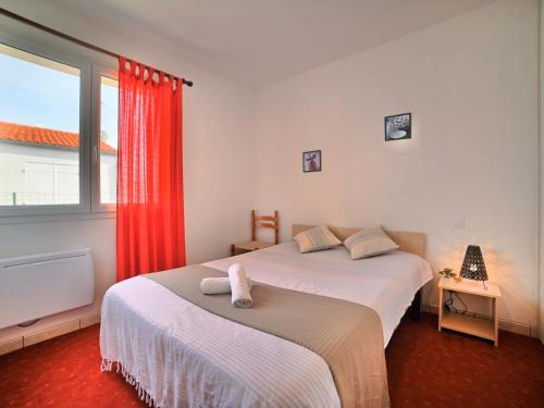 une chambre avec deux lits et une fenêtre dans l'établissement Holiday Home Le Riveau by Interhome, à Dolus-d'Oléron