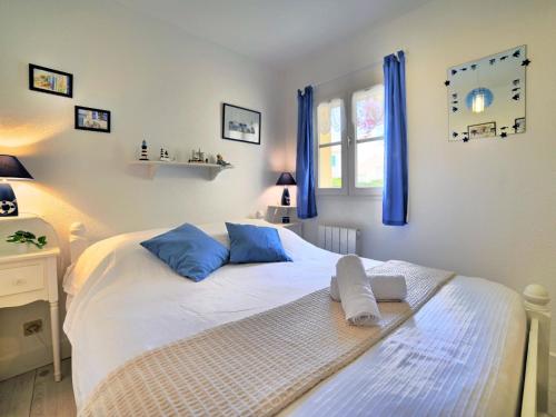 Posteľ alebo postele v izbe v ubytovaní Apartment Le Hameau de l'Ile by Interhome
