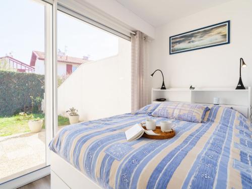 une chambre avec un lit et une grande fenêtre dans l'établissement Apartment Le Fronton-4 by Interhome, à Bidart