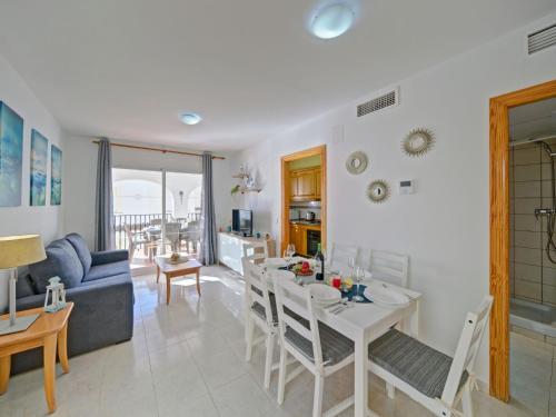 salon ze stołem, krzesłami i kanapą w obiekcie Holiday Home Imperial Park-8 by Interhome w mieście Calpe