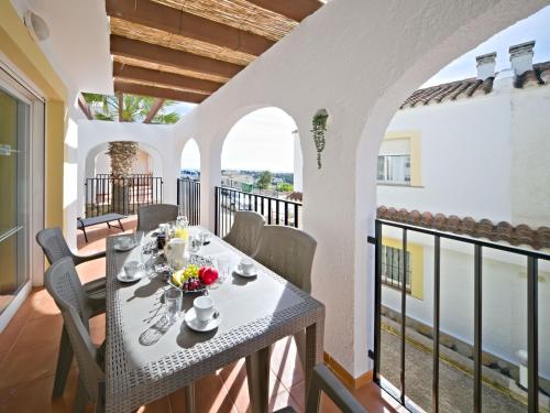 jadalnia ze stołem i krzesłami na balkonie w obiekcie Holiday Home Imperial Park-8 by Interhome w mieście Calpe