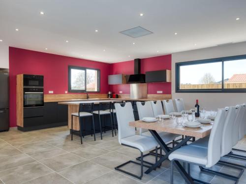 une cuisine et une salle à manger avec une table et des chaises dans l'établissement Villa Villa des écureuils by Interhome, à Lanton