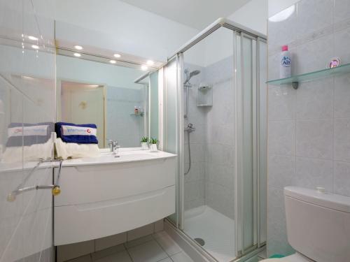 une salle de bain avec une douche, un lavabo et des toilettes dans l'établissement Apartment Le chant de la mer by Interhome, à Fréjus