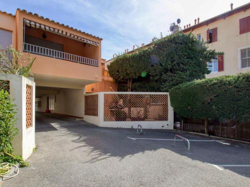 une maison avec un portail en face d'une allée dans l'établissement Studio L'Astrolabe by Interhome, à Saint-Cyr-sur-Mer