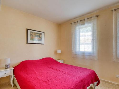 - une chambre avec un lit rouge et deux fenêtres dans l'établissement Apartment Le port des lecques by Interhome, à Saint-Cyr-sur-Mer