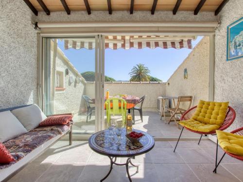 un salon avec un canapé et une table dans l'établissement Apartment Jardins de la mer-11 by Interhome, à Saint-Cyr-sur-Mer