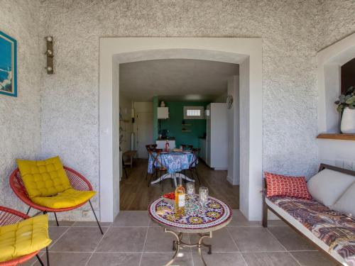 un salon avec une table et des chaises dans l'établissement Apartment Jardins de la mer-11 by Interhome, à Saint-Cyr-sur-Mer