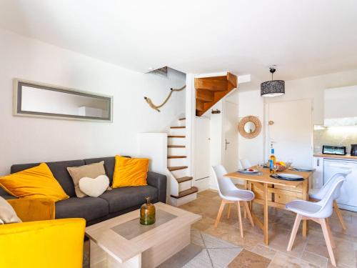 ein Wohnzimmer mit einem Sofa und einem Tisch in der Unterkunft Holiday Home Le Hameau de Gassin-5 by Interhome in Gassin