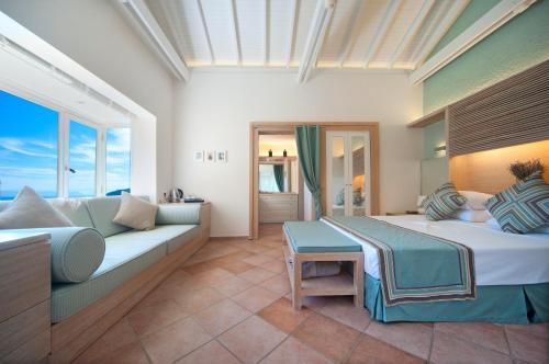 Postel nebo postele na pokoji v ubytování Dionysos Village Hotel Marmaris