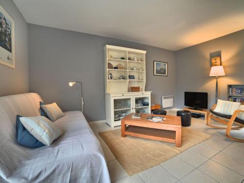 Televízia a/alebo spoločenská miestnosť v ubytovaní Holiday Home Les Deux Mûriers by Interhome