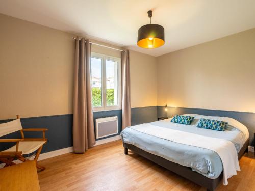 une chambre avec un grand lit et une fenêtre dans l'établissement Holiday Home Zephir by Interhome, à Vaux-sur-Mer