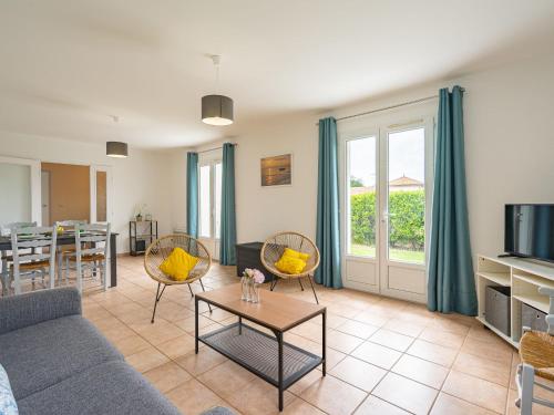 Μια τηλεόραση ή/και κέντρο ψυχαγωγίας στο Holiday Home Zephir by Interhome