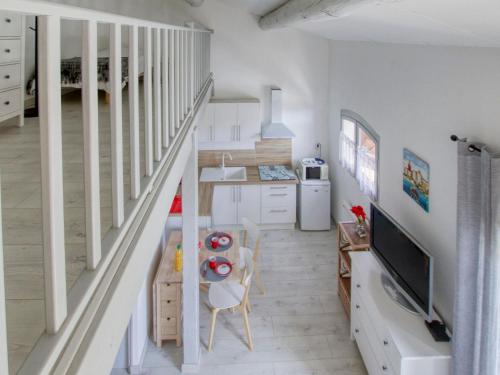 une cuisine avec un escalier et un salon dans l'établissement Apartment Provence Village-5 by Interhome, à Saint-Cyr-sur-Mer