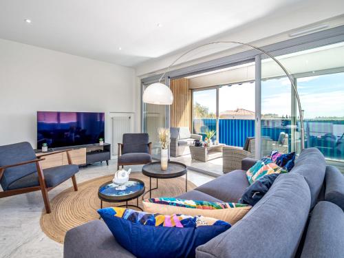 Televízia a/alebo spoločenská miestnosť v ubytovaní Apartment Le Palladio by Interhome