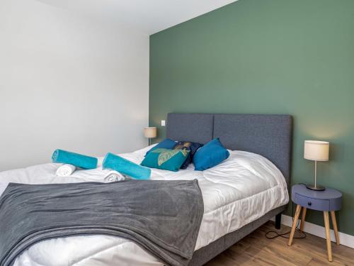 une chambre avec un grand lit avec des oreillers bleus dans l'établissement Apartment Le Palladio by Interhome, à Cannes