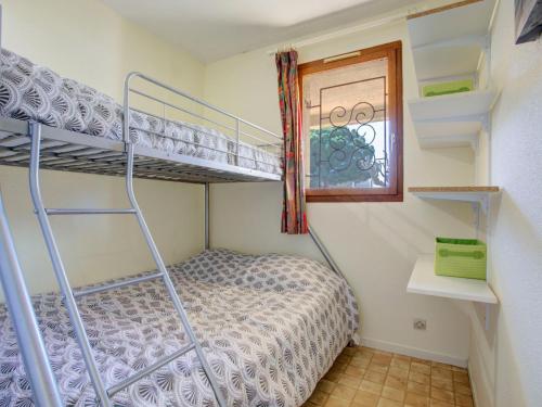 - une petite chambre avec des lits superposés et une fenêtre dans l'établissement Apartment Le Hameau du Rivage-15 by Interhome, à Saint-Cyprien