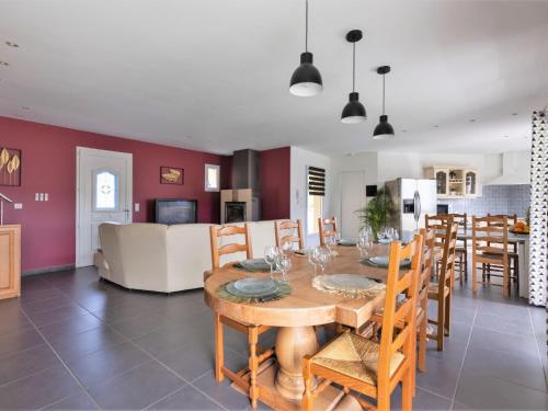 Un comedor y una sala de estar con mesa y sillas. en Holiday Home Lesgau by Interhome, en Saint-Martin-de-Seignanx