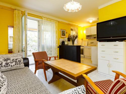 ein Wohnzimmer mit einem Tisch und einer Küche in der Unterkunft Apartment Lien by Interhome in Balatonlelle