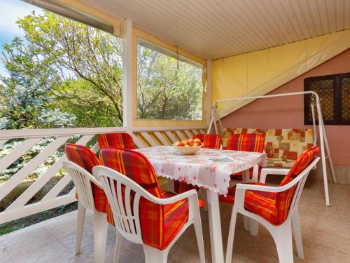 ein Esszimmer mit einem Tisch und Stühlen auf dem Balkon in der Unterkunft Apartment Lien by Interhome in Balatonlelle