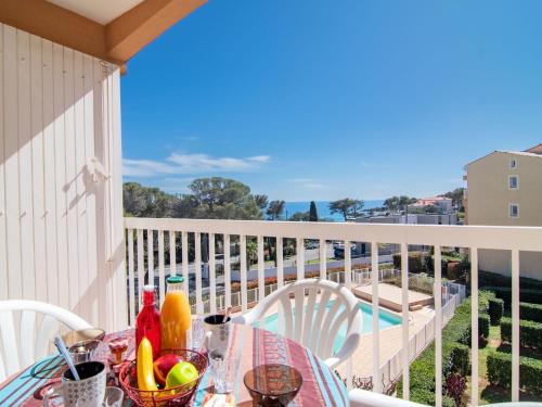 un balcon avec une table avec des fruits et des boissons dessus dans l'établissement Apartment Le Panama-6 by Interhome, à Saint-Aygulf