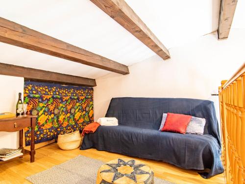 un canapé bleu dans une pièce avec une tapisserie dans l'établissement Apartment Le Panama-6 by Interhome, à Saint-Aygulf