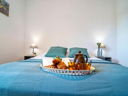un plateau de pain et une bouilloire sur un lit dans l'établissement Apartment Le Panama-6 by Interhome, à Saint-Aygulf