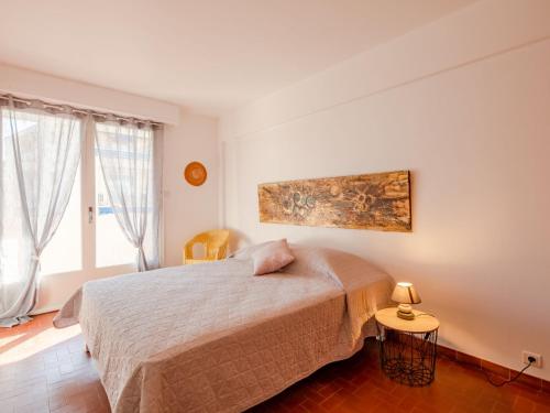 une chambre avec un lit et un tableau au mur dans l'établissement Apartment Le Préconil by Interhome, à Sainte-Maxime