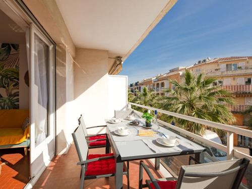 un balcon avec une table et des chaises sur un balcon dans l'établissement Apartment Le Préconil by Interhome, à Sainte-Maxime