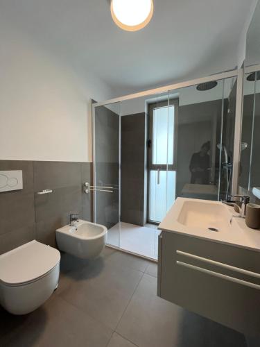 ein Badezimmer mit Toilette, Waschbecken und Badewanne in der Unterkunft Ca' Ariston in Grado