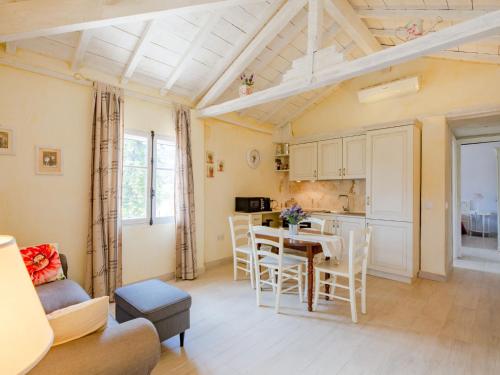 une cuisine et une salle à manger avec une table et des chaises dans l'établissement Apartment Elena by Interhome, à La Roquette-sur-Siagne