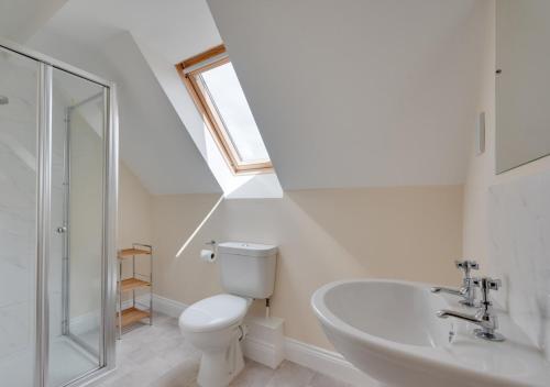 uma casa de banho branca com um WC e um lavatório em Sailors Rest em Wangford