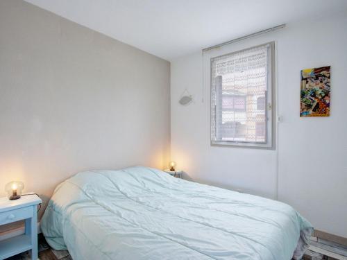 une chambre blanche avec un lit et une fenêtre dans l'établissement Apartment Les Mas de La Mer-18 by Interhome, à Saint-Cyprien