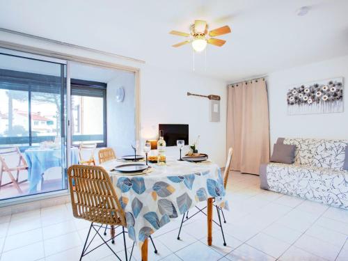 une table à manger et des chaises dans un salon dans l'établissement Apartment Les Mas de La Mer-18 by Interhome, à Saint-Cyprien