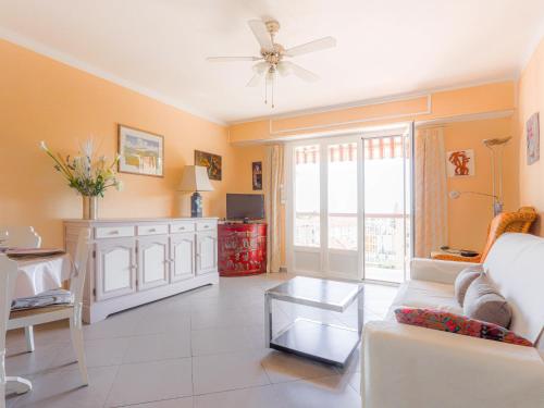 un salon avec un canapé et une table dans l'établissement Apartment La plage du Cap by Interhome, à Roquebrune-Cap-Martin