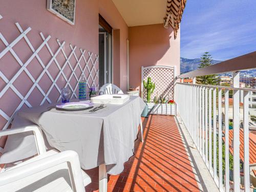 - une table blanche sur le balcon d'une maison dans l'établissement Apartment La plage du Cap by Interhome, à Roquebrune-Cap-Martin