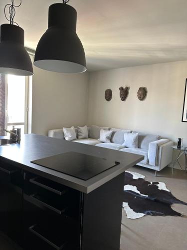 uma sala de estar com um sofá e uma mesa em Luxury Guest House La Depandance em Benevento