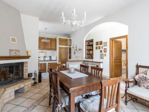 uma sala de jantar com uma mesa e uma lareira em Villa Anna by Interhome em Ville San Pietro