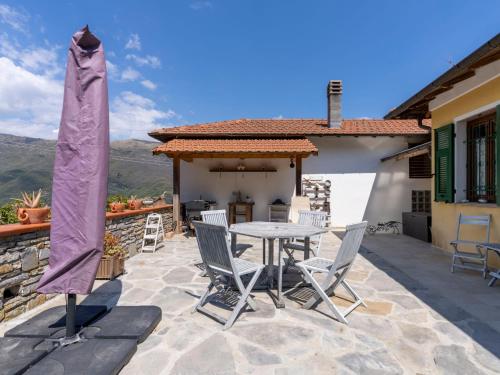 un patio con tavolo e sedie di fronte a una casa di Villa Anna by Interhome a Ville San Pietro