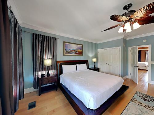 a bedroom with a bed and a ceiling fan at A Mid-Summer's Night Dream in Destin