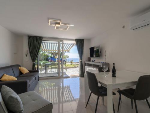 uma sala de estar com um sofá e uma mesa em Apartment Bella Vista by Interhome em Bordighera