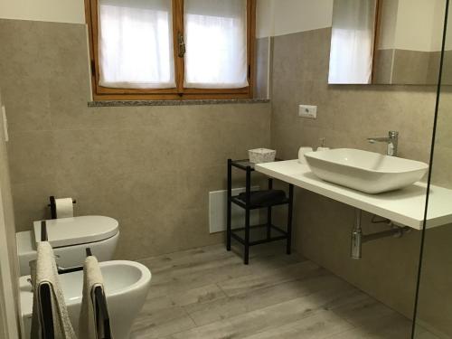 een badkamer met een wastafel en een toilet bij Il Parco IUN R1207 - Ingresso indipendente con quattro posti letto in Santa Giusta
